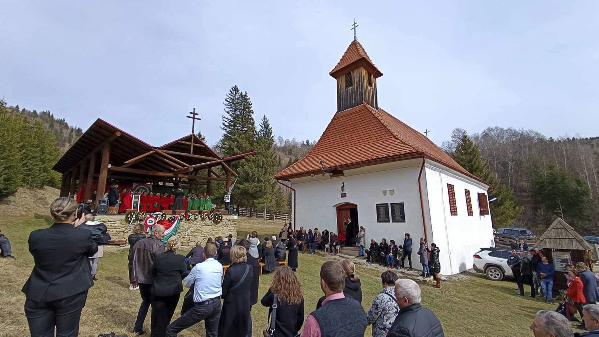 Gyimesfelsőloki tanulók a műemlékek védelmében Gyimesfelsőloki tanulók a műemlékek védelmében